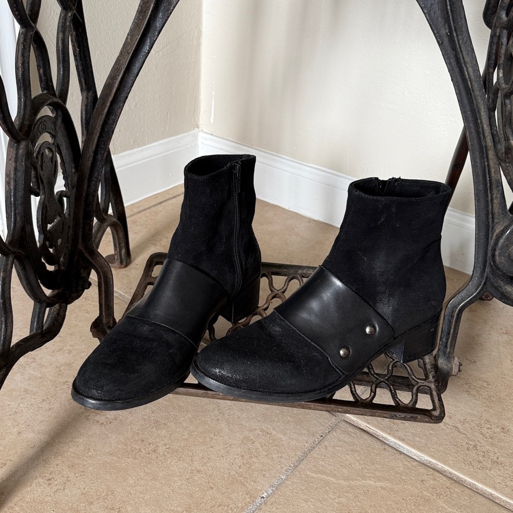 Stelle Monelle Black Ankle Boots w- leather strap across + Side Studs Size EU 40